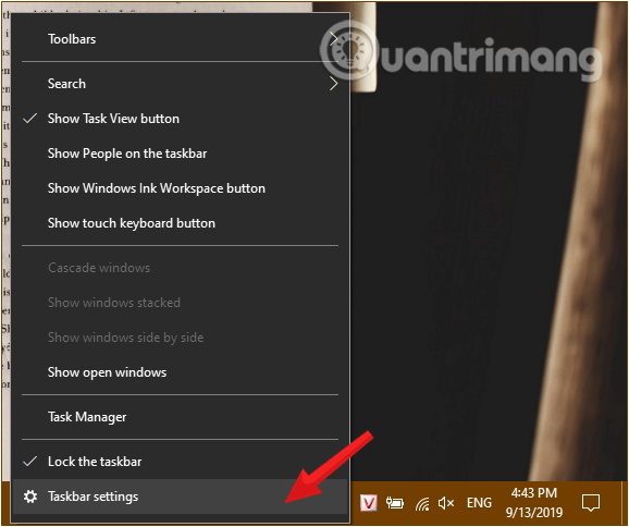Nhấp chuột phải trên thanh Taskbar để mở Taskbar Settings