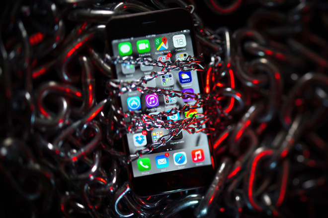 Tin tặc chê bảo mật iPhone quá tệ, bán không được giá bằng lỗ hổng bảo mật Android - Ảnh 1.