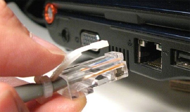 Kết nối 1 đầu cáp với cổng Ethernet trên máy tính