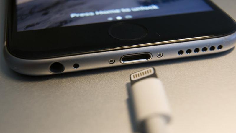 Hướng dẫn cách khắc phục tình trạng iPhone cắm sạc không vào điện