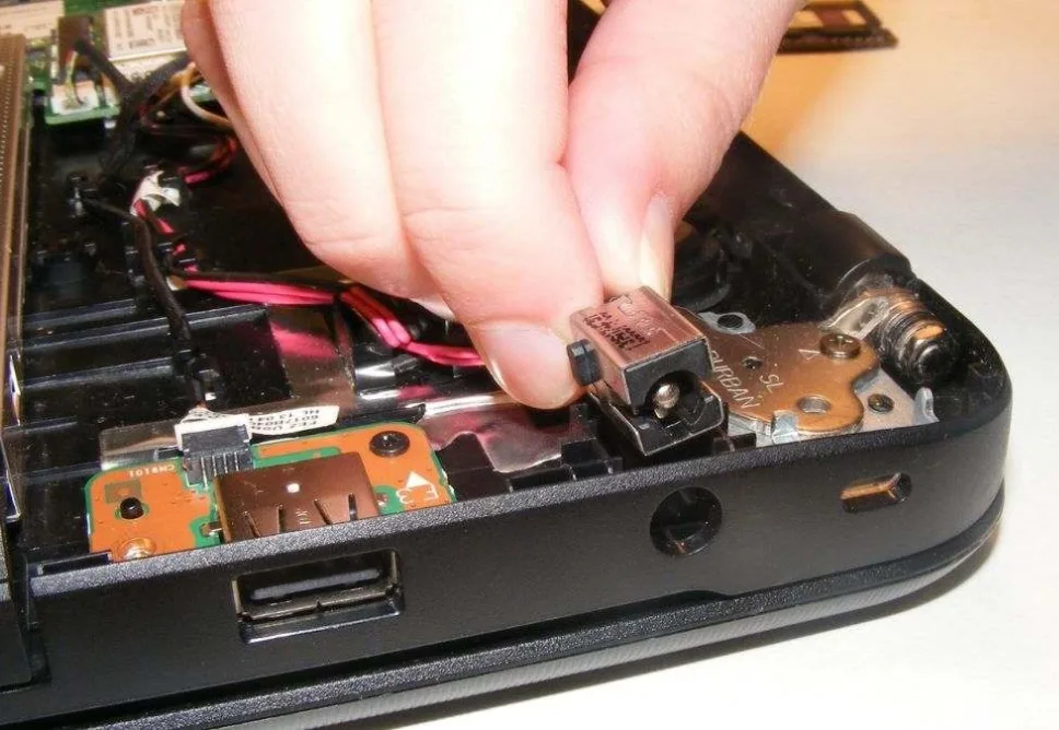 Địa Chỉ Sửa Laptop Không Sạc Pin TPHCM Giá Rẻ