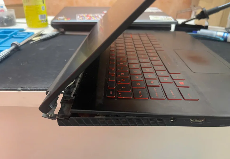 Sửa Bản Lề Laptop Bị Gãy, Lỏng Chốt, Bung Nắp Tại TPHCM