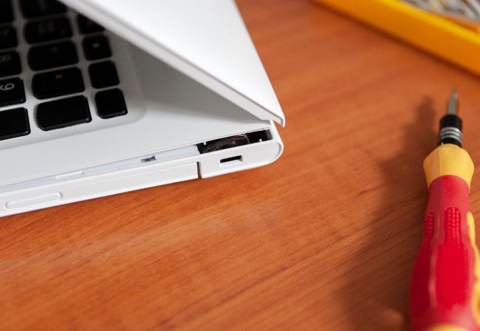 Thay Bản Lề Laptop Quận Phú Nhuận Tận Nhà