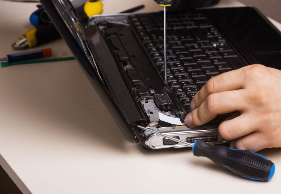 Thay Bản Lề Laptop Tận Nhà Quận Bình Thạnh