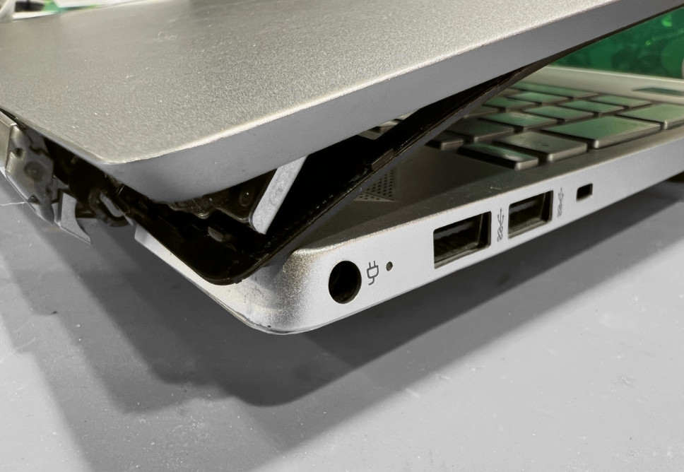 Thay Bản Lề Laptop Uy Tín Tận Nhà Tại Quận 10