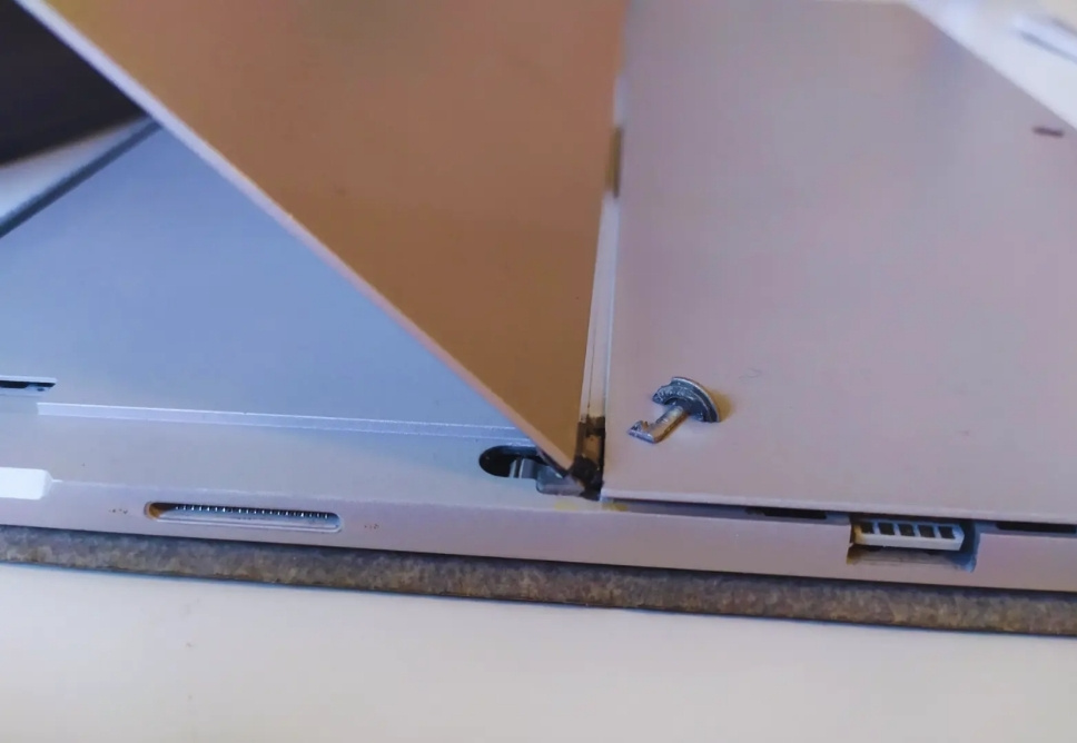 Thay Bản Lề Surface Quận Tân Bình Giá Rẻ