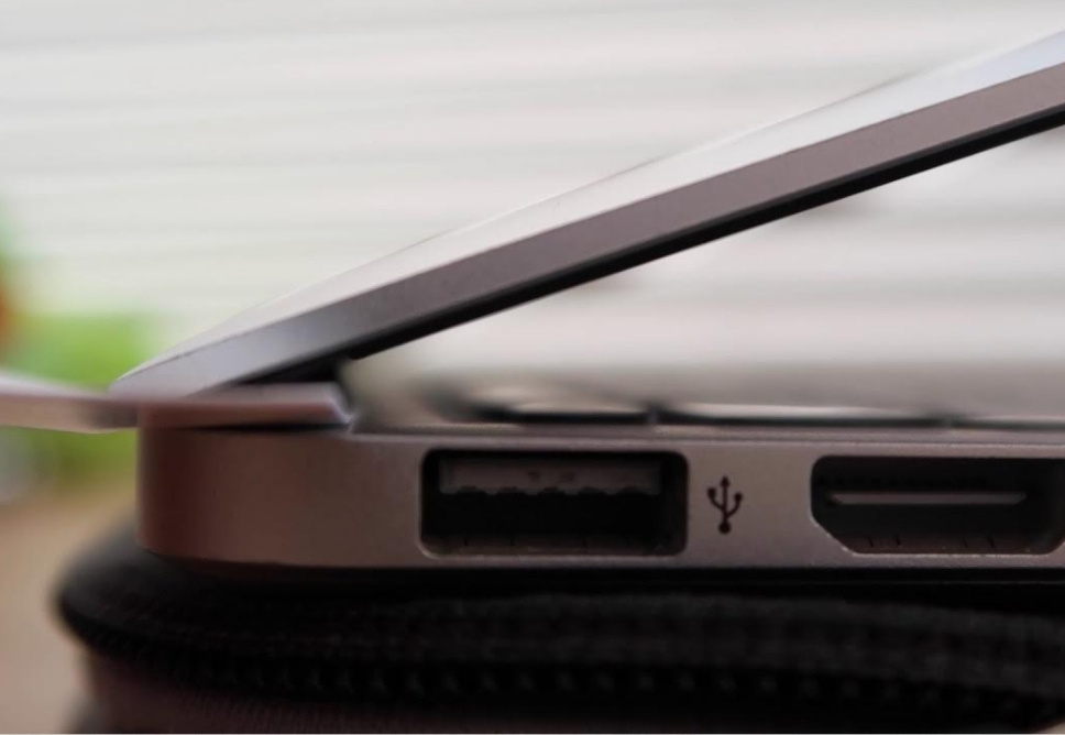 Thay Bản Lề Macbook Quận 7 Chính Hãng