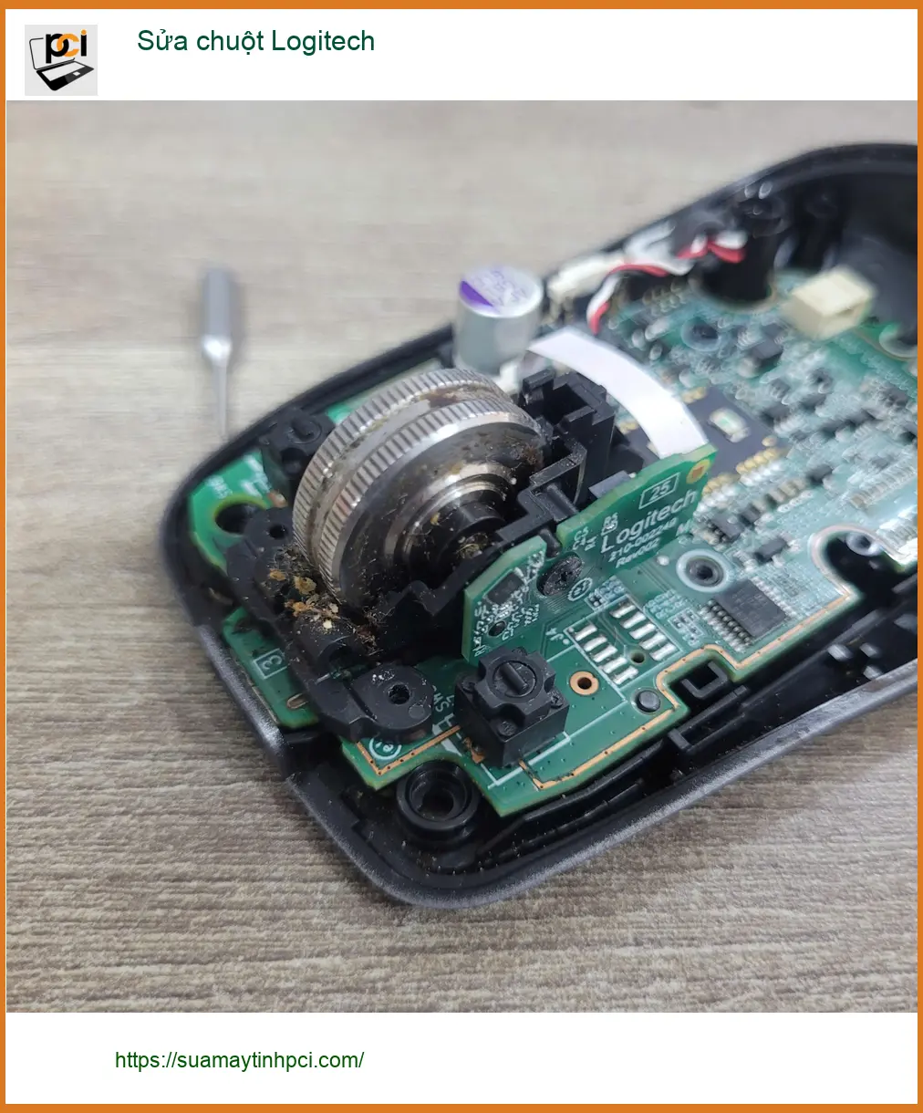 Chị Hà nhân viên văn phòng sửa chuột Logitech Quận Tân Bình bị trôi con lăn ảnh thực tế 1