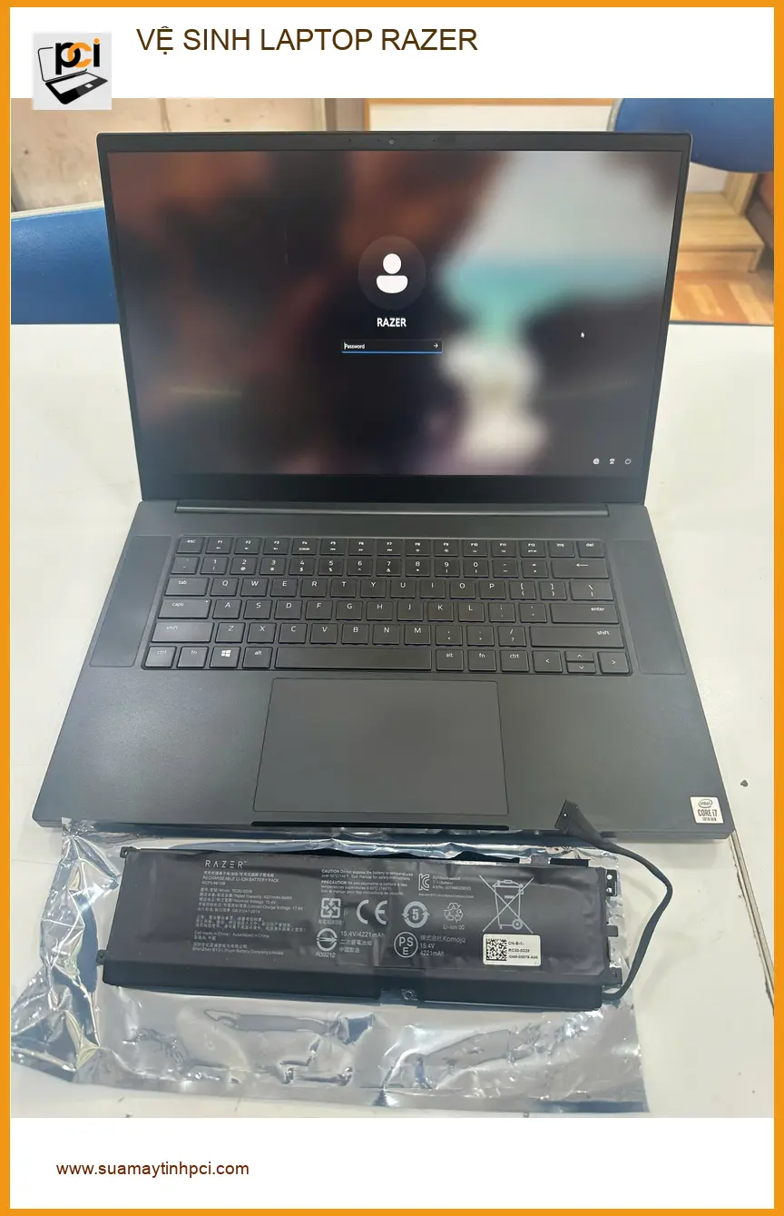 Anh Quân làm việc nóng máy - Dịch vụ vệ sinh laptop Razer Gò Vấp lấy ngay ảnh thực tế 1