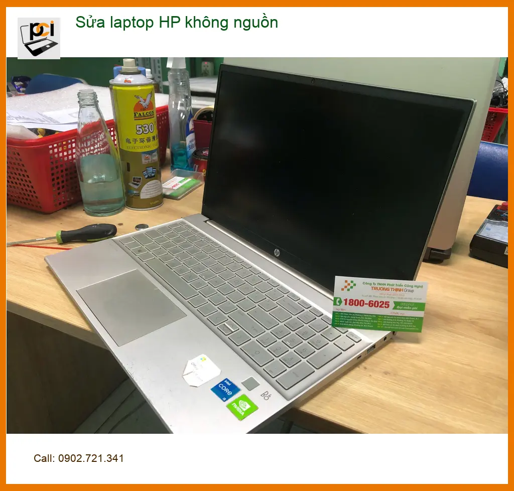 Chú Hùng lo lắng tìm dịch vụ sửa laptop HP không nguồn Quận Bình Tân lấy liền ảnh thực tế 1