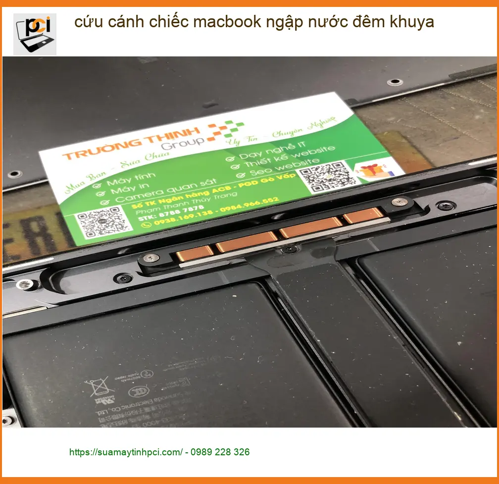 Anh Phước thở phào khi cứu macbook ngập nước đêm khuya ở Quận Bình Thạnh